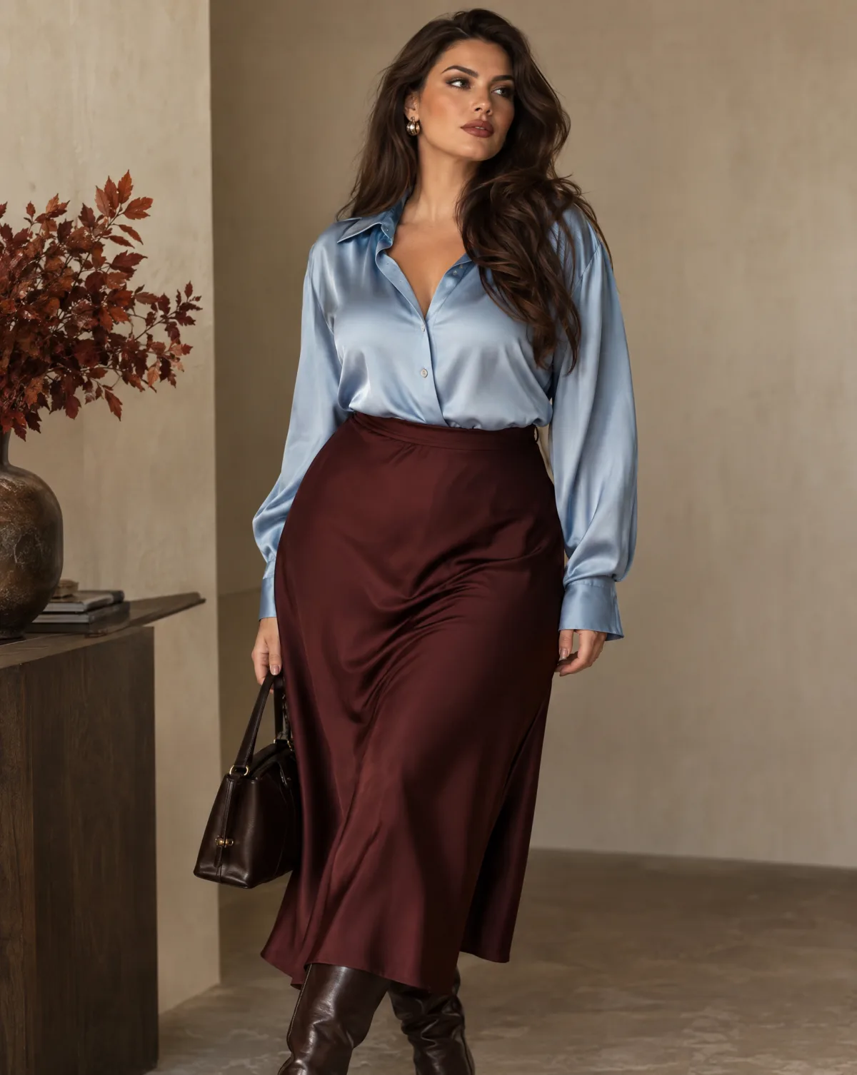 Hellblaue Bluse zu einem Rock in Bordeaux, dazu dunkle Stiefel